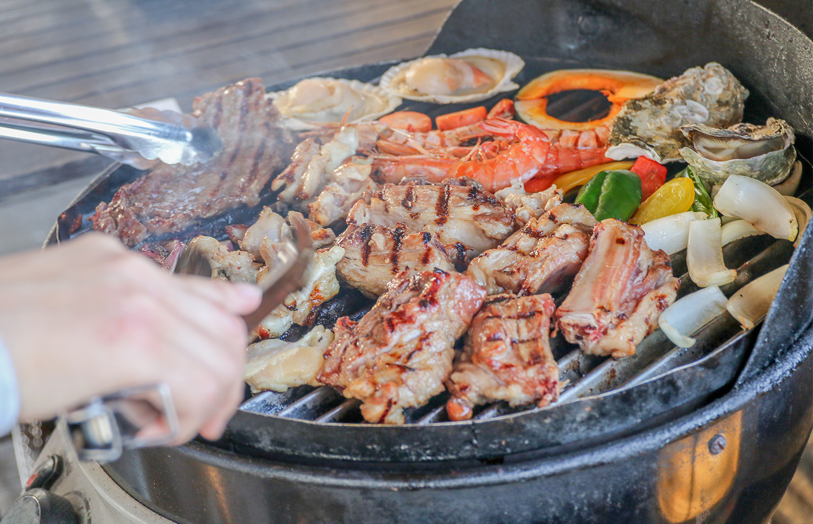 ジューシーなお肉と海鮮が人気の海の家BBQのイメージ