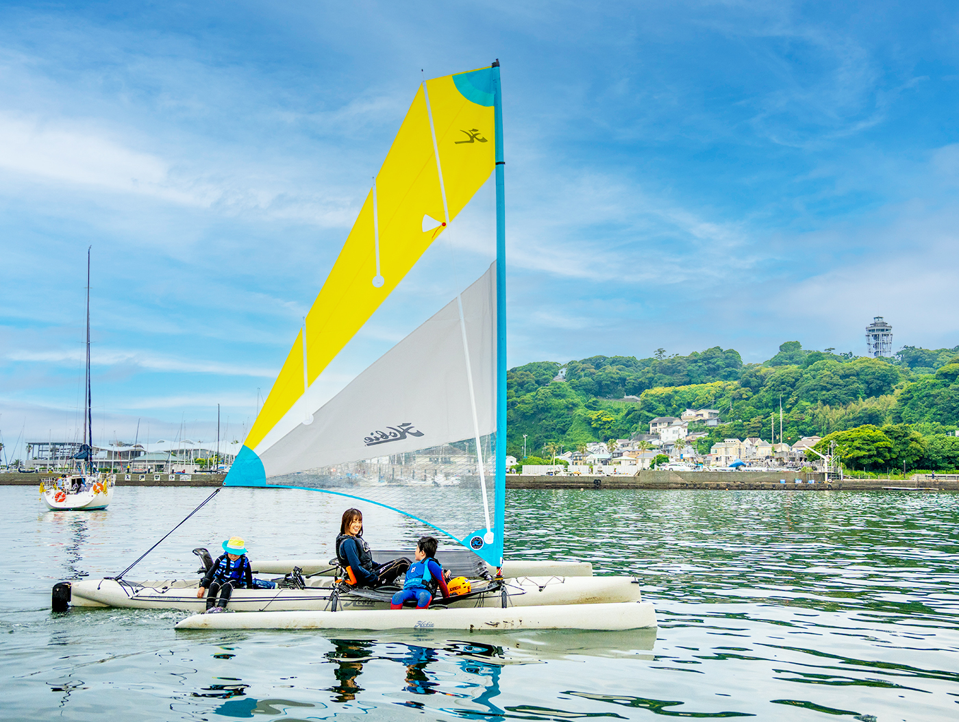 江ノ島の海でセーリングをするイメージ