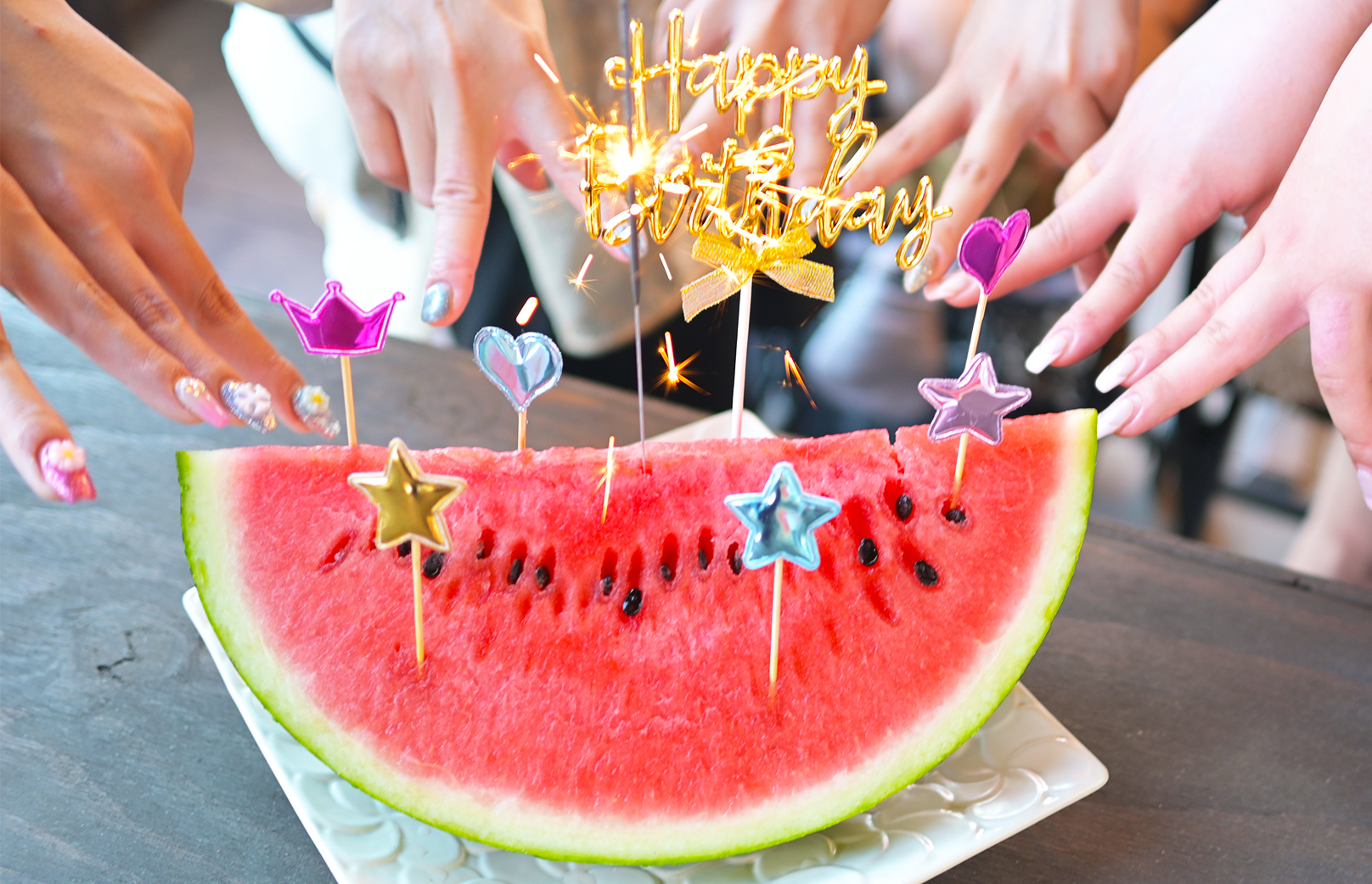 Birthdayスイカで誕生日をお祝いしているイメージ